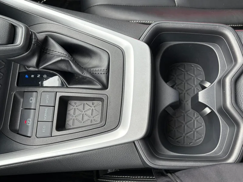 Toyota RAV4 2023 2.0L CVT Two-wheel drive urban version interior photo 12 Toyota RAV4 2023 2.0L CVT Two-wheel drive urban version interior photo 12