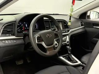Hyundai Elantra Lingdong 2016 1.6L Inteligente automático De élite interior foto 12 Hyundai Elantra Lingdong 2016 1.6L Inteligente automático De élite interior foto 12