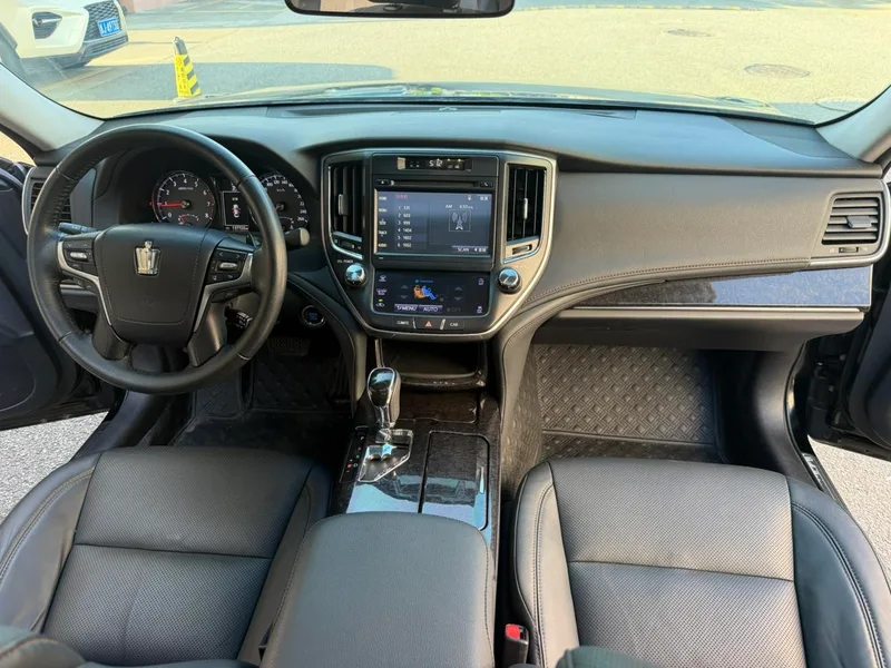 Toyota Crown 2018 2.0T Модная версия интерьер фото 11 Toyota Crown 2018 2.0T Модная версия интерьер фото 11