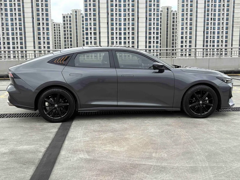Changan UNI-V 2022 1.5T Премиальная комплектация экстерьер фото 6 Changan UNI-V 2022 1.5T Премиальная комплектация экстерьер фото 6