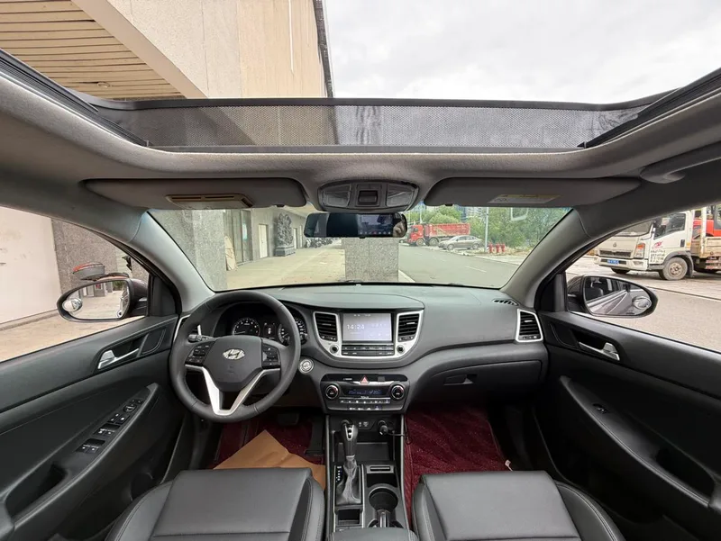Hyundai Tucson 2015 1.6T Doble embrague, tracción delantera, versión inteligente interior foto 13 Hyundai Tucson 2015 1.6T Doble embrague, tracción delantera, versión inteligente interior foto 13