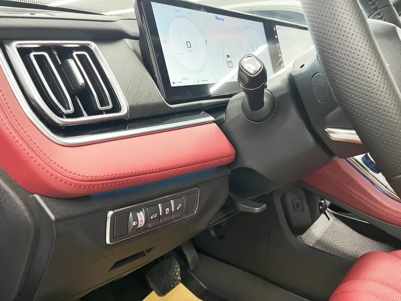 Jetour X70 PLUS 2025 1.5T 7DCT Edición emergente de lujo 7 Asiento interior foto 16