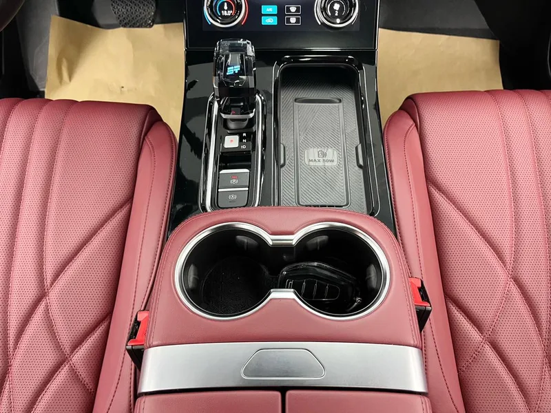Jetour X70 PLUS 2025 1.5T 7DCT Edición emergente de lujo 7 Asiento interior foto 18