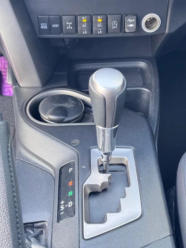 Toyota RAV4 2018 2.5L Élite automatique à quatre roues motrices i Version intérieur photo 14