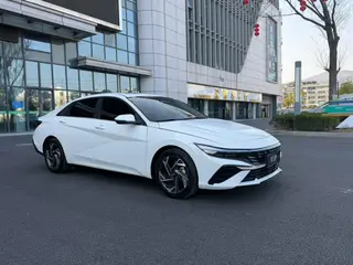 Hyundai Elantra 2023 1.5L CVT LUX Version de luxe extérieur photo 3 Hyundai Elantra 2023 1.5L CVT LUX Version de luxe extérieur photo 3