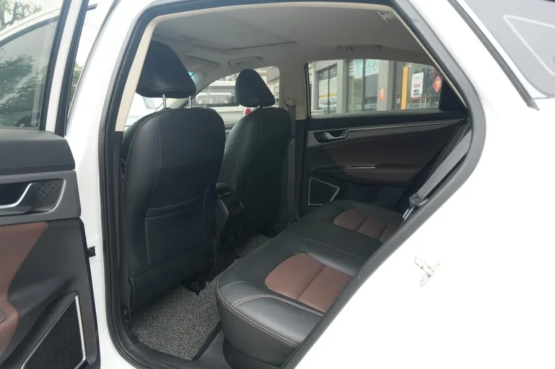 Geely Emgrand GL 2018 1.4T Tipo de conexión inteligente premium automática interior foto 10 Geely Emgrand GL 2018 1.4T Tipo de conexión inteligente premium automática interior foto 10