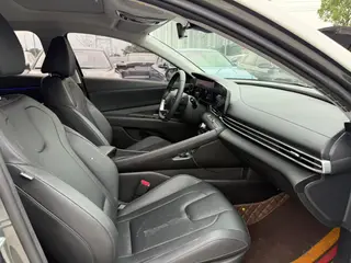 Hyundai Elantra 2023 1.5L CVT LUX Versión de lujo interior foto 9 Hyundai Elantra 2023 1.5L CVT LUX Versión de lujo interior foto 9