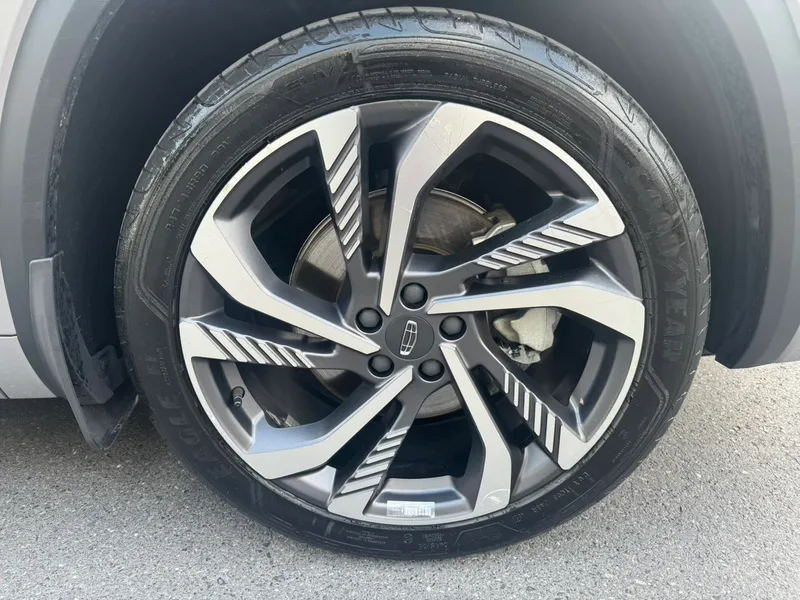 Geely Monjaro 2024 2.0TD High-power automatic two-wheel drive skyline version interior photo 20 Geely Monjaro 2024 2.0TD High-power automatic two-wheel drive skyline version interior photo 20