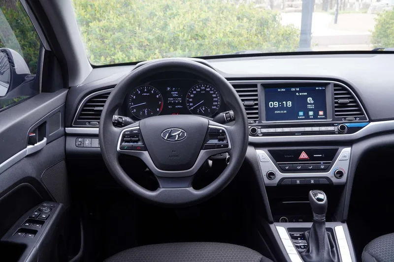 Hyundai Elantra Lingdong 2016 1.6L Inteligente automático De élite interior foto 13 Hyundai Elantra Lingdong 2016 1.6L Inteligente automático De élite interior foto 13