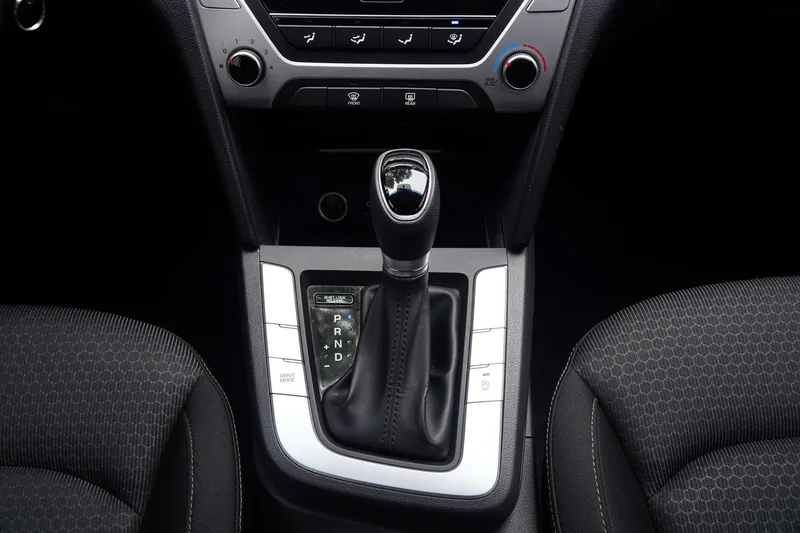 Hyundai Elantra Lingdong 2016 1.6L Inteligente automático De élite interior foto 14 Hyundai Elantra Lingdong 2016 1.6L Inteligente automático De élite interior foto 14