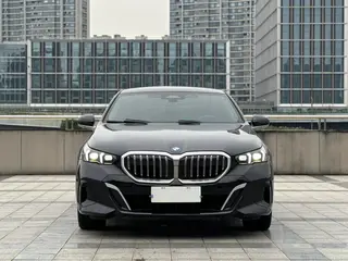 BMW 5 Series 2024 525Li M Sports suit exterior photo 2