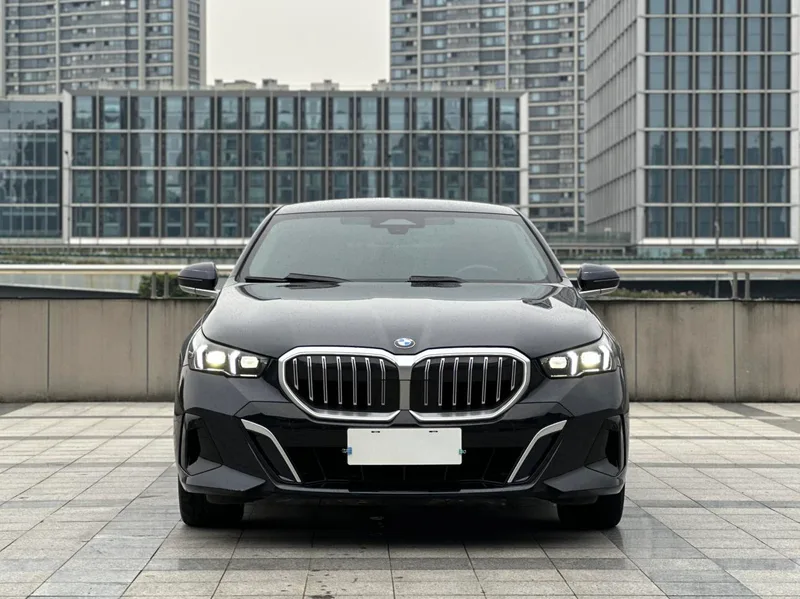 BMW 5 Series 2024 525Li M Sports suit exterior photo 2