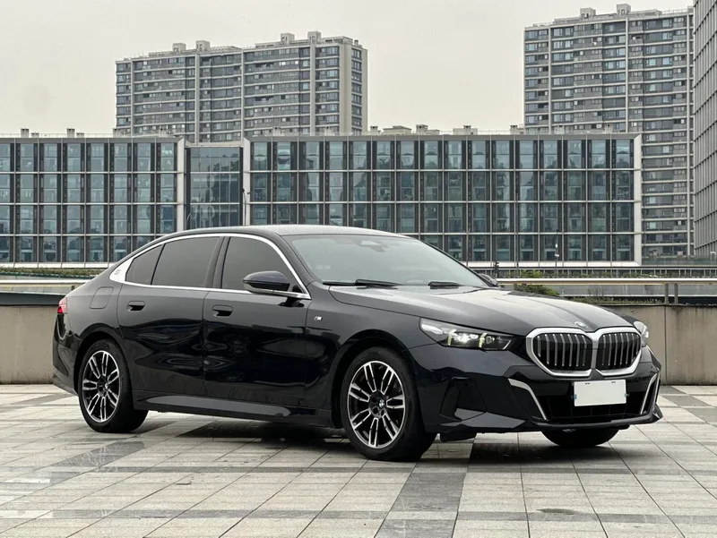 BMW 5 Series 2024 525Li M Sports suit exterior photo 3
