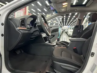 Hyundai Elantra Lingdong 2016 1.6L Inteligente automático Modelo insignia exterior foto 5 Hyundai Elantra Lingdong 2016 1.6L Inteligente automático Modelo insignia exterior foto 5