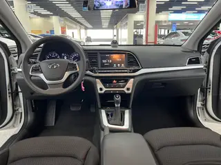 Hyundai Elantra Lingdong 2016 1.6L Inteligente automático Modelo insignia exterior foto 6 Hyundai Elantra Lingdong 2016 1.6L Inteligente automático Modelo insignia exterior foto 6