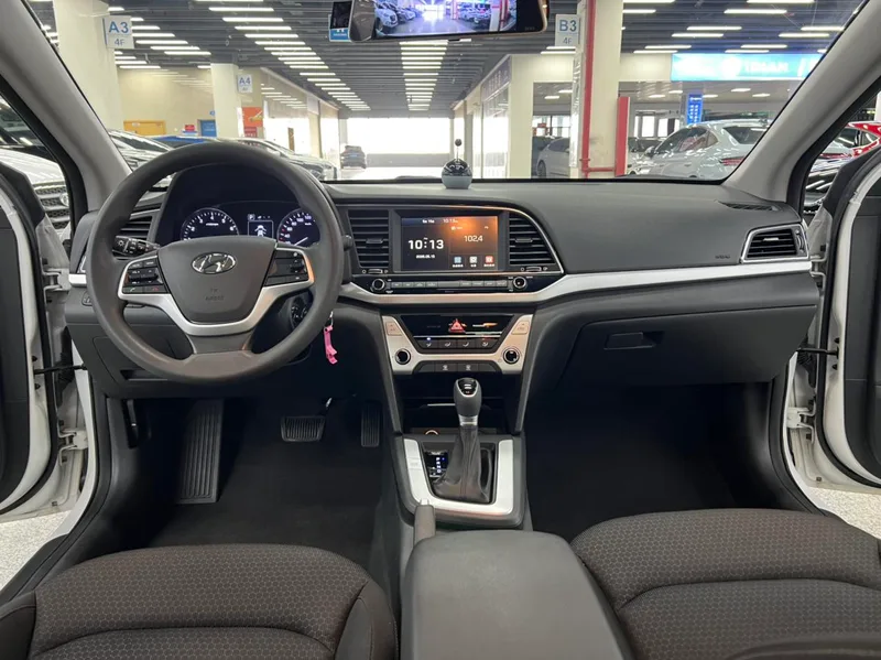 Hyundai Elantra Lingdong 2016 1.6L Inteligente automático Modelo insignia exterior foto 6 Hyundai Elantra Lingdong 2016 1.6L Inteligente automático Modelo insignia exterior foto 6