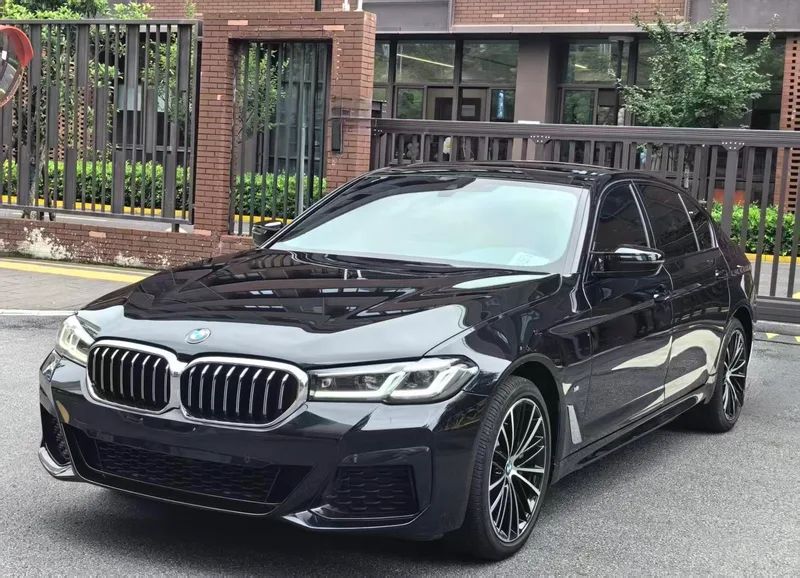 BMW 5 Series 2022 Reforma 530Li Líder M Conjunto deportivo exterior foto 1 BMW 5 Series 2022 Reforma 530Li Líder M Conjunto deportivo exterior foto 1