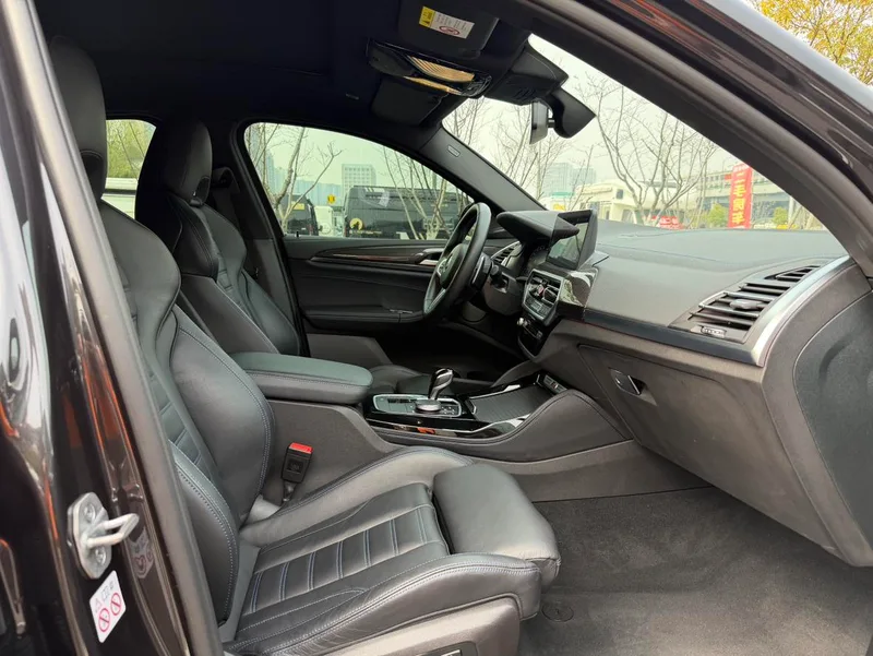 BMW X4 2022 M40i interior foto 11
