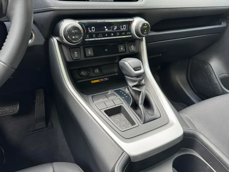 Toyota RAV4 2023 2.0L CVT Two-drive fashion PLUS version interior photo 12 Toyota RAV4 2023 2.0L CVT Two-drive fashion PLUS version interior photo 12
