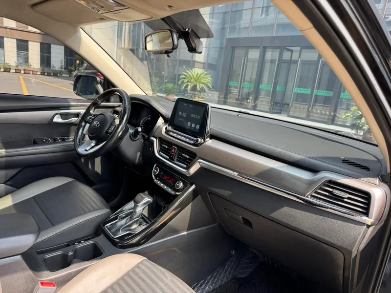 Kia Sportage 2019 2.0L Édition de luxe intelligente automatique intérieur photo 11 Kia Sportage 2019 2.0L Édition de luxe intelligente automatique intérieur photo 11
