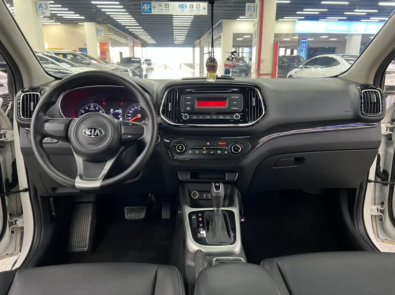 Kia Run 2015 1.6L Tracción automática a dos ruedas DLX exterior foto 6 Kia Run 2015 1.6L Tracción automática a dos ruedas DLX exterior foto 6