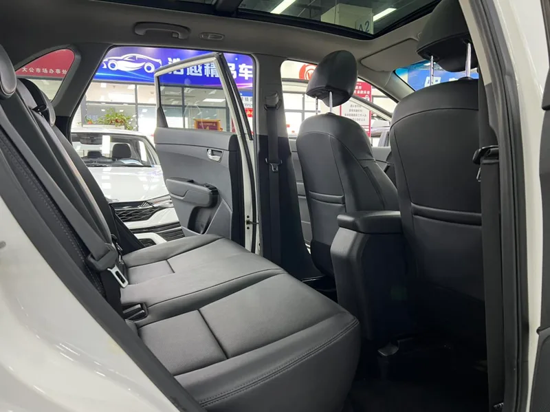 Kia Run 2015 1.6L Tracción automática a dos ruedas DLX exterior foto 7 Kia Run 2015 1.6L Tracción automática a dos ruedas DLX exterior foto 7