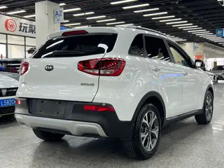Kia Run 2015 1.6L Tracción automática a dos ruedas DLX interior foto 10 Kia Run 2015 1.6L Tracción automática a dos ruedas DLX interior foto 10