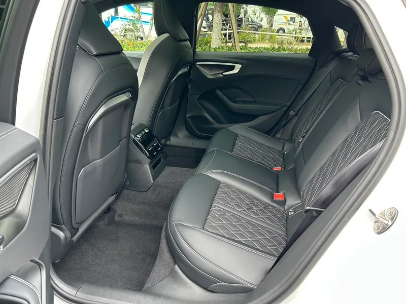 Audi A5L 2026 2.0T Version sportive quattro extérieur photo 7 Audi A5L 2026 2.0T Version sportive quattro extérieur photo 7