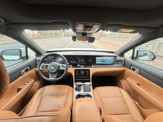 Li Auto ONE 2021 extended range 6 Seat plate interior photo 8
