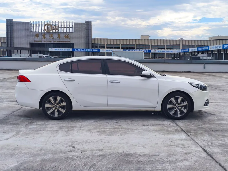 Kia K4 2014 1.6T Automatique Turbo extérieur photo 4 Kia K4 2014 1.6T Automatique Turbo extérieur photo 4