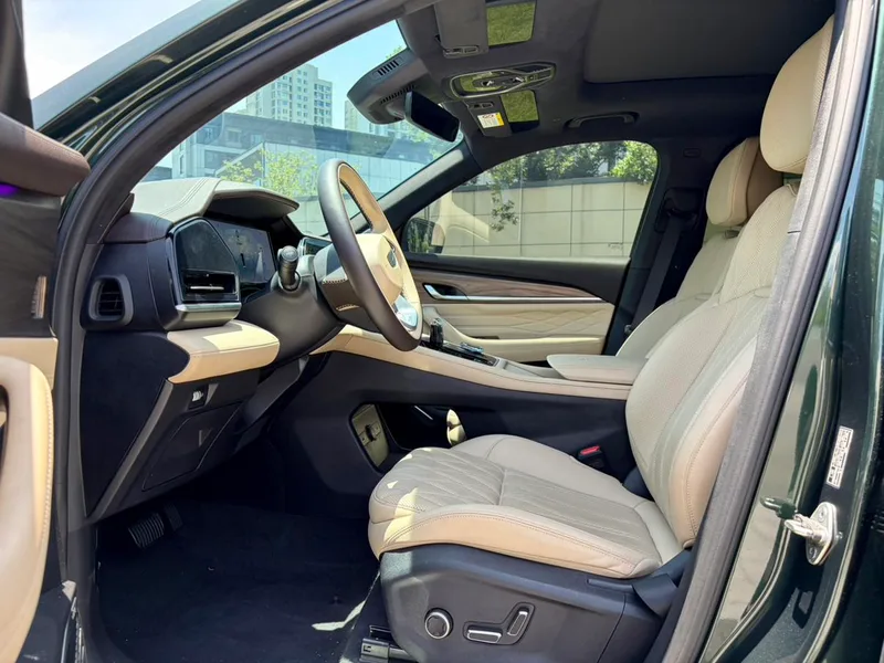 Geely Monjaro 2025 2.0TD High-power automatic four-wheel drive oriental obsidian full moon version interior photo 7