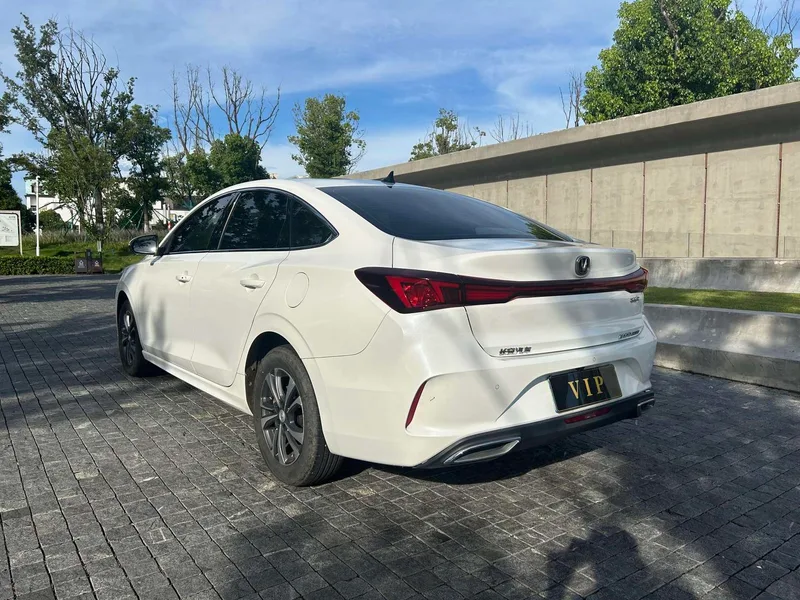 Changan Eado 2024 PLUS 1.4T DCT Высокоэнергетическая версия интерьер фото 8 Changan Eado 2024 PLUS 1.4T DCT Высокоэнергетическая версия интерьер фото 8