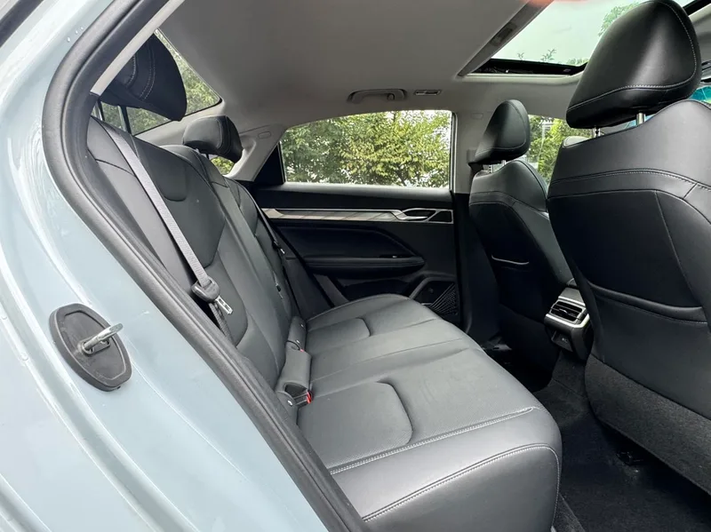 Geely Emgrand L HiP 2024 1.5TD-DHT Pro Champion Edition 100KM Transcendent exterior photo 9 Geely Emgrand L HiP 2024 1.5TD-DHT Pro Champion Edition 100KM Transcendent exterior photo 9