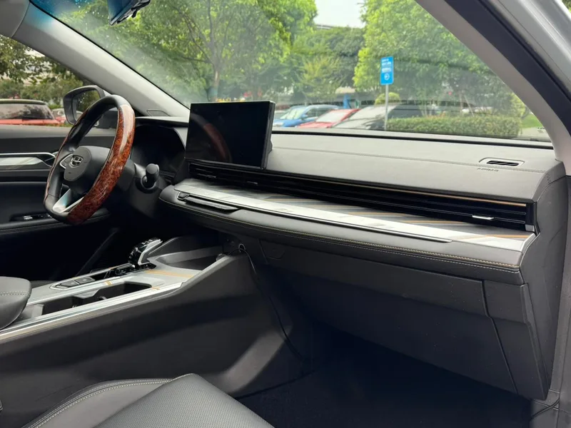 Geely Emgrand L HiP 2024 1.5TD-DHT Pro Champion Edition 100KM Transcendent interior photo 12 Geely Emgrand L HiP 2024 1.5TD-DHT Pro Champion Edition 100KM Transcendent interior photo 12