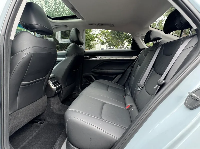 Geely Emgrand L HiP 2024 1.5TD-DHT Pro Champion Edition 100KM Transcendent interior photo 14 Geely Emgrand L HiP 2024 1.5TD-DHT Pro Champion Edition 100KM Transcendent interior photo 14
