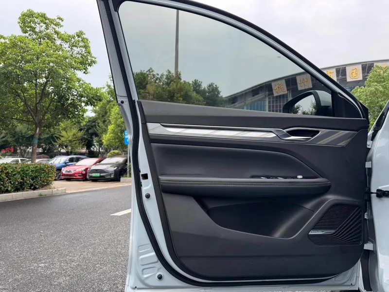 Geely Emgrand L HiP 2024 1.5TD-DHT Pro Champion Edition 100KM Transcendent interior photo 16 Geely Emgrand L HiP 2024 1.5TD-DHT Pro Champion Edition 100KM Transcendent interior photo 16