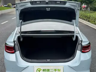 Geely Emgrand L HiP 2024 1.5TD-DHT Pro Champion Edition 100KM Transcendent interior photo 19 Geely Emgrand L HiP 2024 1.5TD-DHT Pro Champion Edition 100KM Transcendent interior photo 19