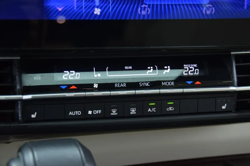 Toyota Granvia 2023 Intelligent electric hybrid double engine 2.5L Noble PLUS interior photo 15 Toyota Granvia 2023 Intelligent electric hybrid double engine 2.5L Noble PLUS interior photo 15