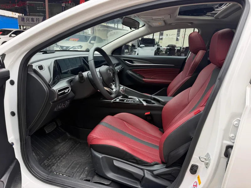 Changan Eado 2021 PLUS Ballena azul NE 1.4T GDI DCT Acabado premium exterior foto 4 Changan Eado 2021 PLUS Ballena azul NE 1.4T GDI DCT Acabado premium exterior foto 4
