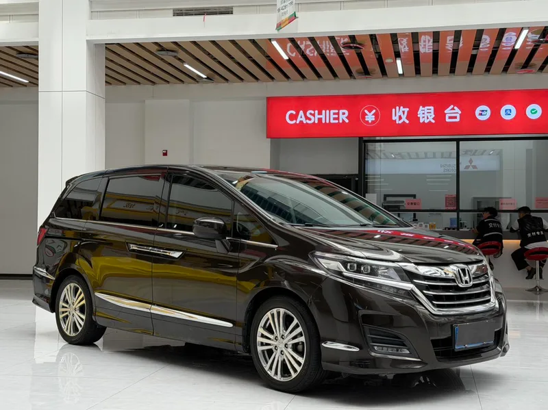 Honda Elysion 2016 2.4L Edición de moda exterior foto 3 Honda Elysion 2016 2.4L Edición de moda exterior foto 3