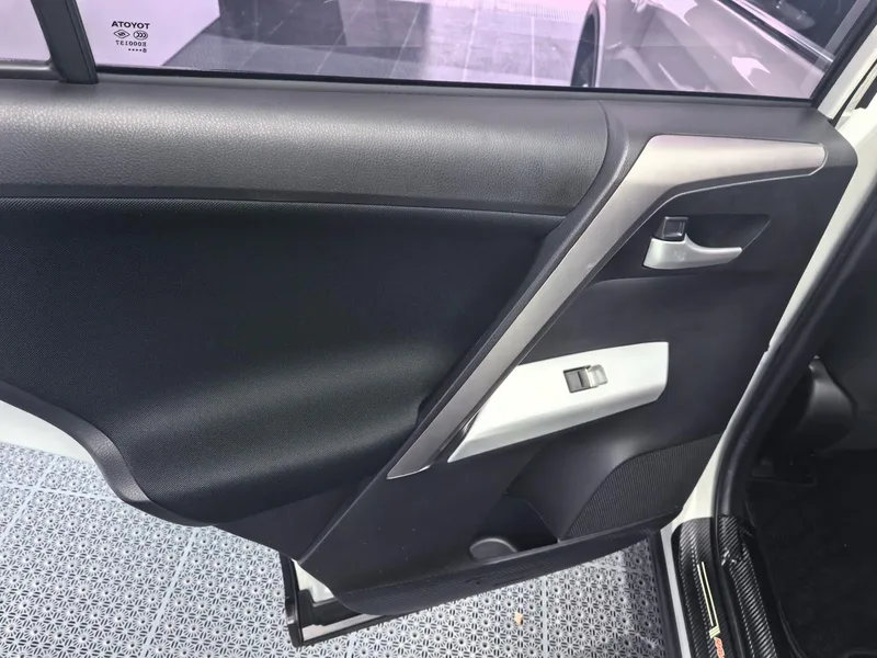 Toyota RAV4 2019 2.0L CVT Versión avanzada de tracción a dos ruedas País V interior foto 11 Toyota RAV4 2019 2.0L CVT Versión avanzada de tracción a dos ruedas País V interior foto 11