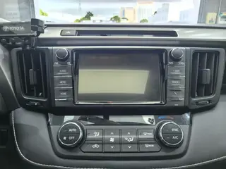 Toyota RAV4 2019 2.0L CVT Versión avanzada de tracción a dos ruedas País V interior foto 14 Toyota RAV4 2019 2.0L CVT Versión avanzada de tracción a dos ruedas País V interior foto 14