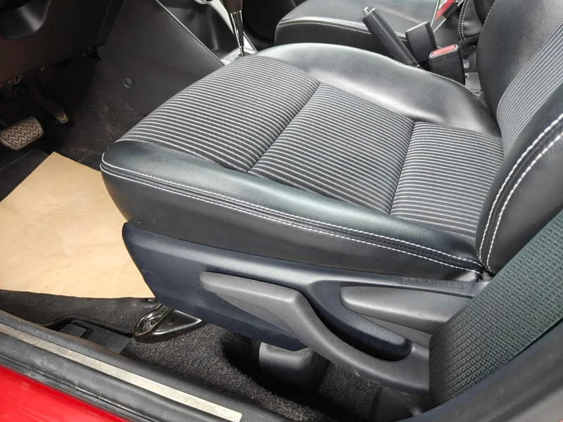 Toyota Yaris L 2016 Restyling 1.5G CVT dazzle skylight version interior photo 14 Toyota Yaris L 2016 Restyling 1.5G CVT dazzle skylight version interior photo 14