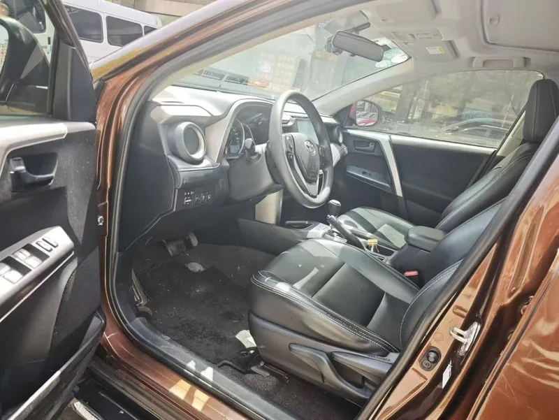 Toyota RAV4 2016 2.0L CVT Version mode à deux roues motrices intérieur photo 8 Toyota RAV4 2016 2.0L CVT Version mode à deux roues motrices intérieur photo 8
