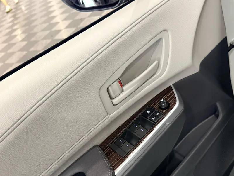 Toyota Granvia 2023 Double téléphone hybride électrique intelligent 2.5L Version confortable extérieur photo 7 Toyota Granvia 2023 Double téléphone hybride électrique intelligent 2.5L Version confortable extérieur photo 7