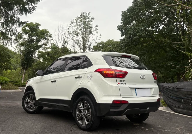 Hyundai ix25 2015 1.6L Tipo premium de tracción automática en dos ruedas DLX exterior foto 4 Hyundai ix25 2015 1.6L Tipo premium de tracción automática en dos ruedas DLX exterior foto 4