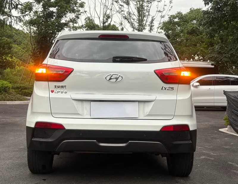 Hyundai ix25 2015 1.6L Tipo premium de tracción automática en dos ruedas DLX exterior foto 5 Hyundai ix25 2015 1.6L Tipo premium de tracción automática en dos ruedas DLX exterior foto 5