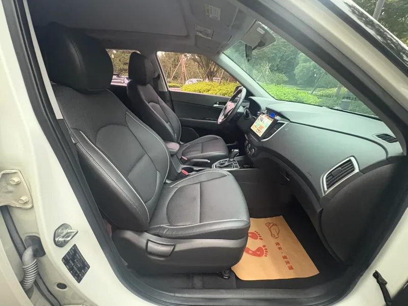 Hyundai ix25 2015 1.6L Tipo premium de tracción automática en dos ruedas DLX interior foto 12 Hyundai ix25 2015 1.6L Tipo premium de tracción automática en dos ruedas DLX interior foto 12