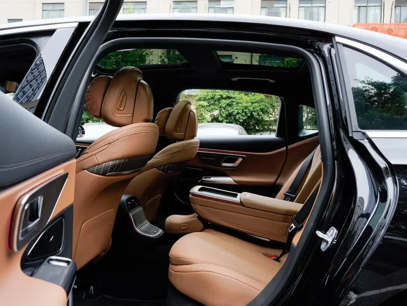 Mercedes-Benz E-Class 2024 E 350 e L Passenger car interior photo 13 Mercedes-Benz E-Class 2024 E 350 e L Passenger car interior photo 13