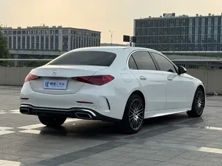 Mercedes-Benz C-Class 2024 C 200 L Versión deportiva exterior foto 4